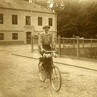 B5061_Ingeborg Buhl, på cykel, u.å..tif