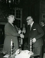 B62618_ Buhl, Ingeborg får pris, 1966.tif