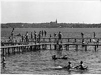 B87915_Vigen strandpark, badegæster på broerne, u.å..tif
