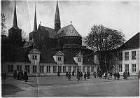 B19240 Roskilde Pigeskole af 1855, Frk. Lønholds skole, Skolegård, u.å..tif