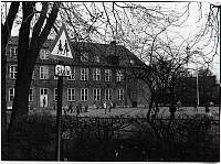 B8094_Duebrødre Skole, exteriør, 1989, fot. Mogens Højer-Pedersen.tif