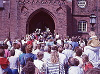 B87578_Fodboldspillere, bryllupsgæster og militærband.tif