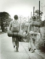 B91430_Roskilde Festival, gæster ankommer med oppakning, 1970erne.tif