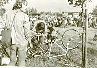 B91447_Roskilde Festival, Cykelreparation ved billetsalget, 1970erne.tif