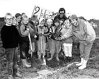 B25182_Tjørnegårdskolen. Plantning af børneskov_Hyrdehøj_1991_fot. ukendt.tif