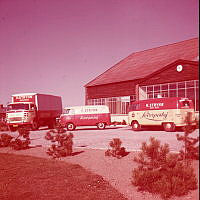 B92295_7_Stryhns fabrik med biler_Kirkevej_ca1959.tif