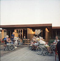 B92296_5_Beboere på Terrasse_Him.Gl.PræstegårdPlejehjem_uå.tif