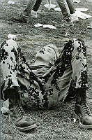 B87762_Roskilde Festival 1985, Ung mand sover på græsplæne, fot. Mie Bidstrup.tif