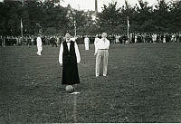 B62187_Margrethe Glud, giver bolden op, c. 1938.tif