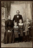 B92202_Peter Petersen & Sidse Petersen og børn_1911.jpg