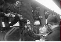 B18286_DKB uddeler kaffe til de allierede_1945.tif